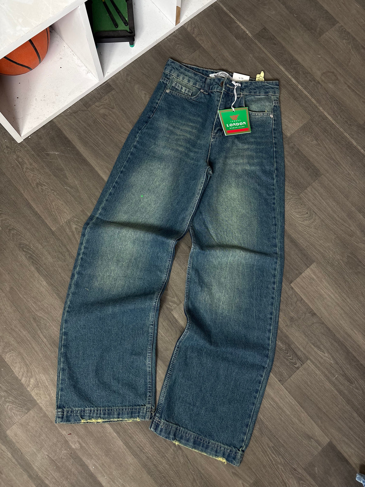 4) Porto Baggy Jeans